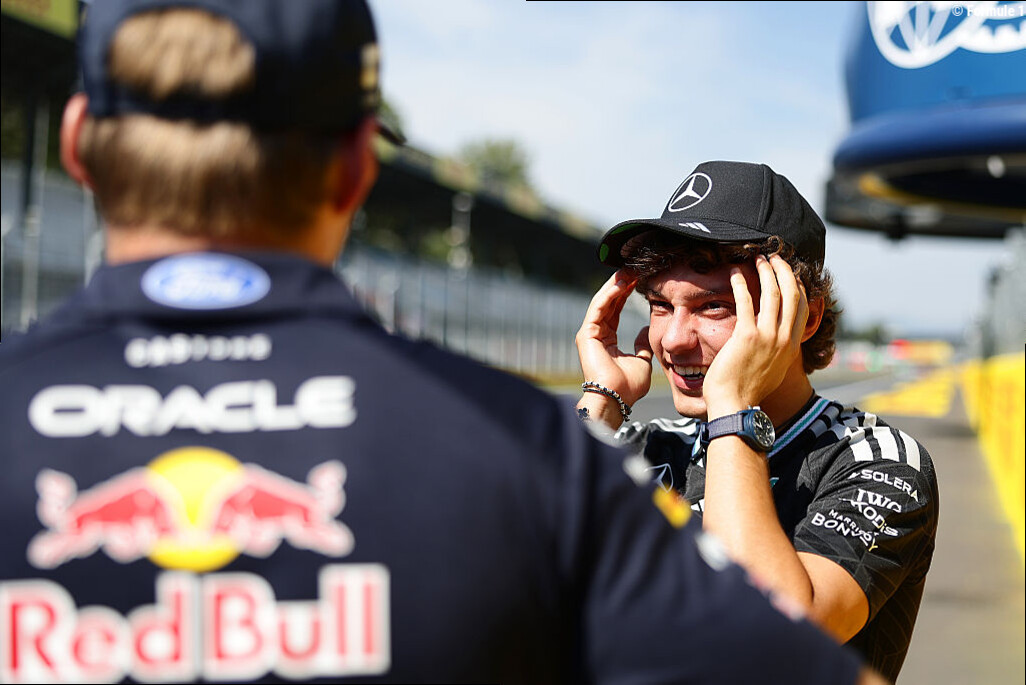 Max Verstappen plaagt Kimi Antonelli: 'Ik kan je wel vertellen hoe het is om een taakstraf te doen'