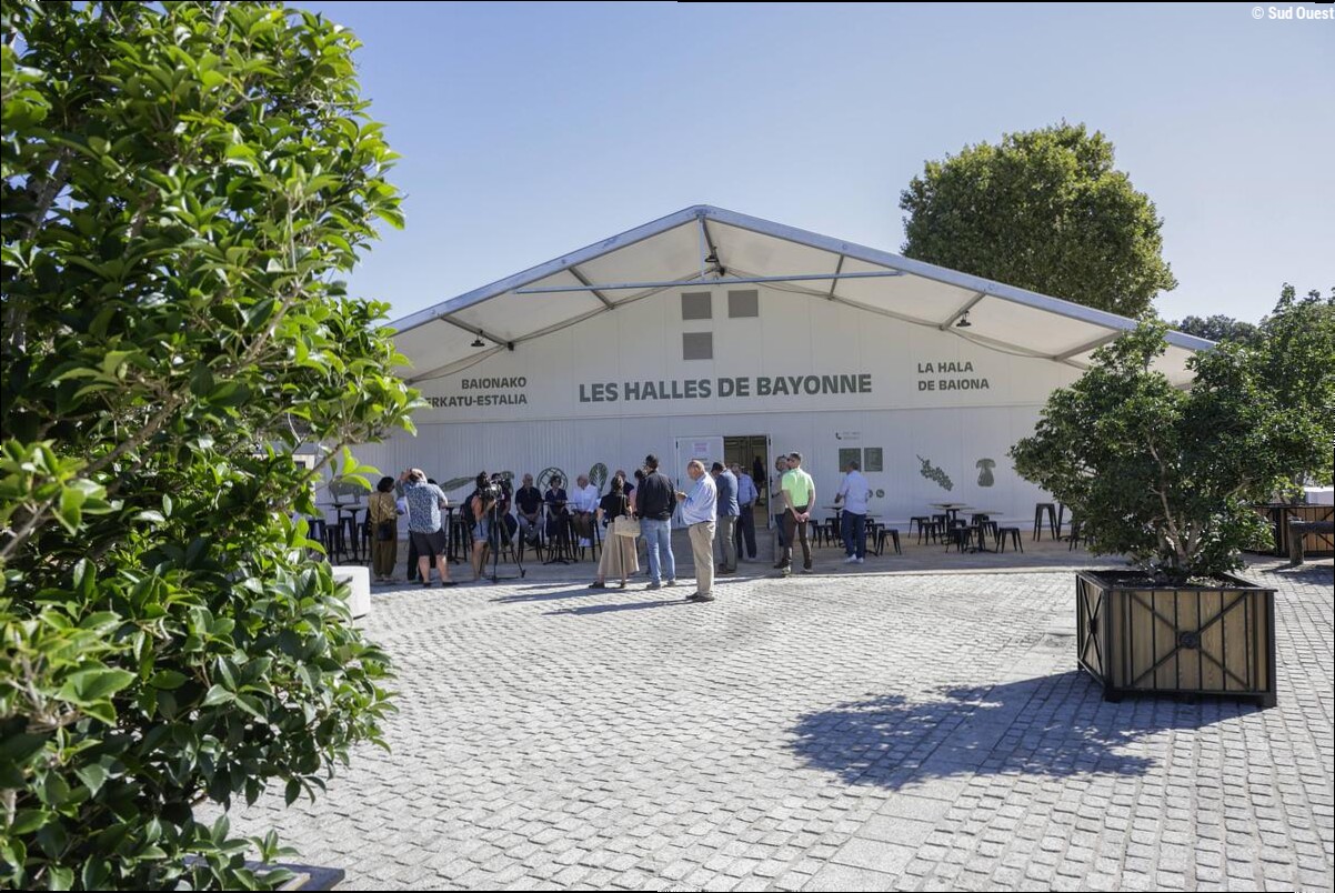 « On est encore plus près de l'Aviron ! » : à Bayonne, les halles provisoires entrent en service sur l'esplanade Roland-Barth