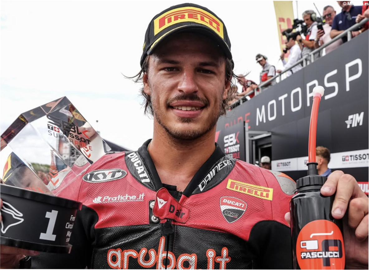 Bulega se rinde ante Márquez: "Solo él podría hacer lo que está haciendo con un brazo y medio"
