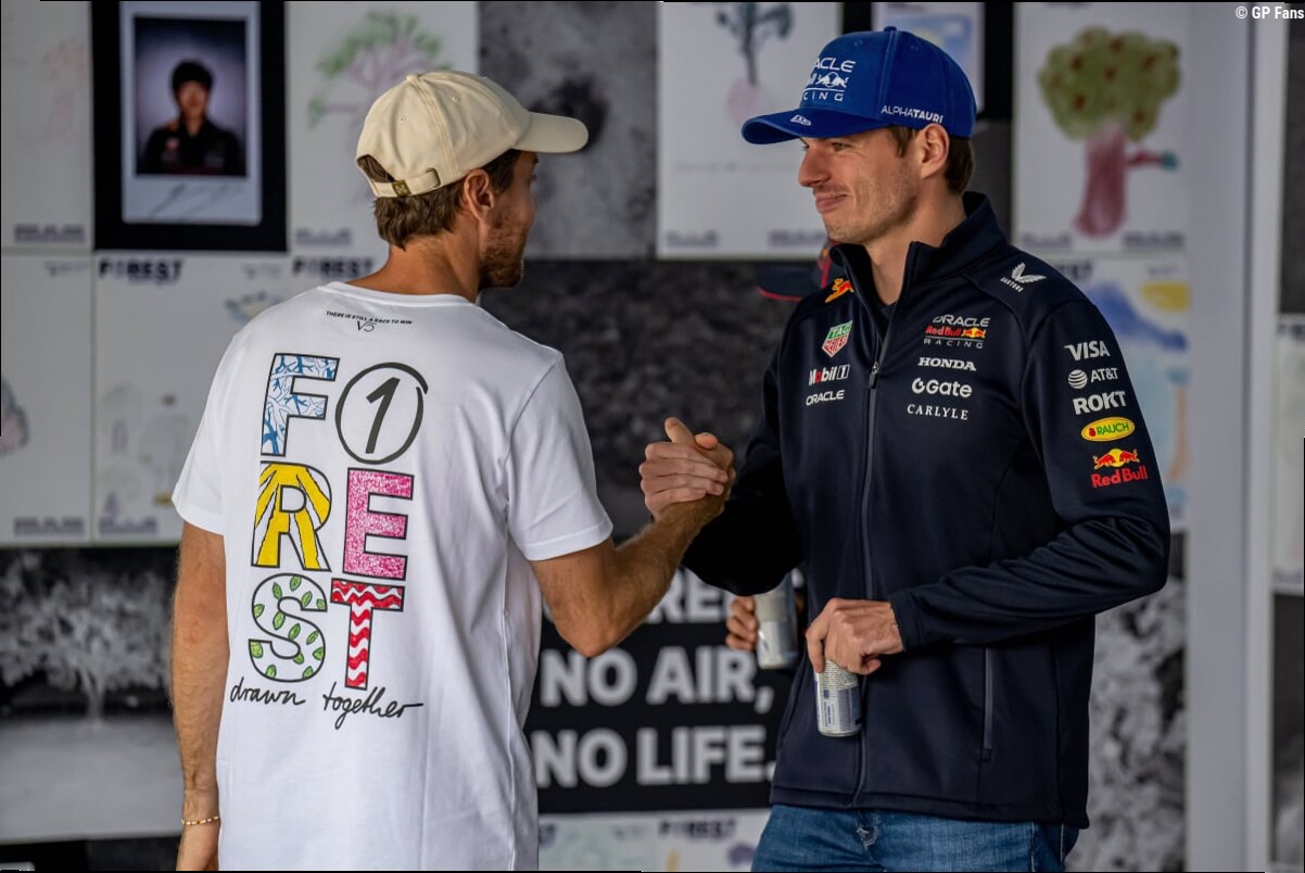 Vettel bezoekt Red Bull Racing en laat verrassing achter voor Verstappen