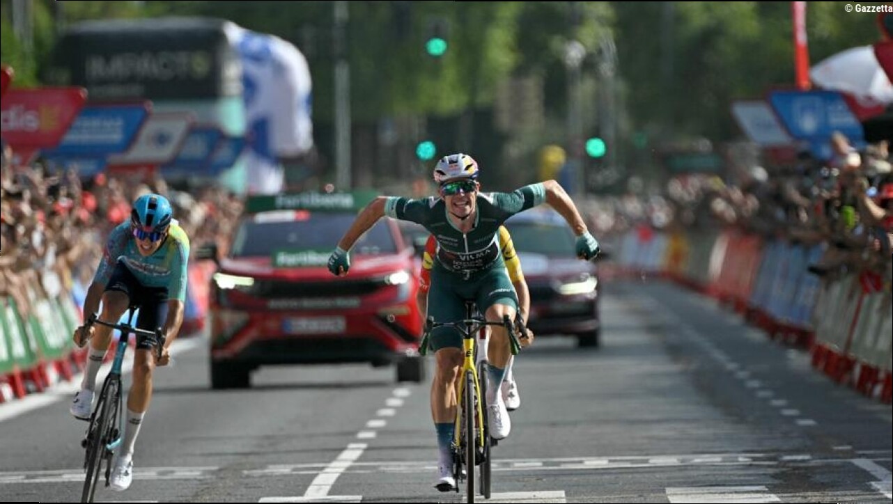 La 15ª tappa della Vuelta è di Van Aert: volata a tre spettacolare