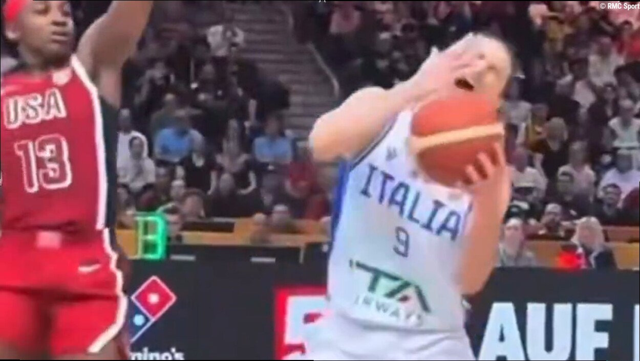 Coupe du monde de basket: l'incroyable simulation d'une joueuse italienne sur la possession décisive face aux Etats-Unis