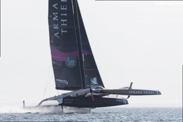 Record Cowes-Dinard : Louis Burton passe sous les 4 h 05 en Ultim