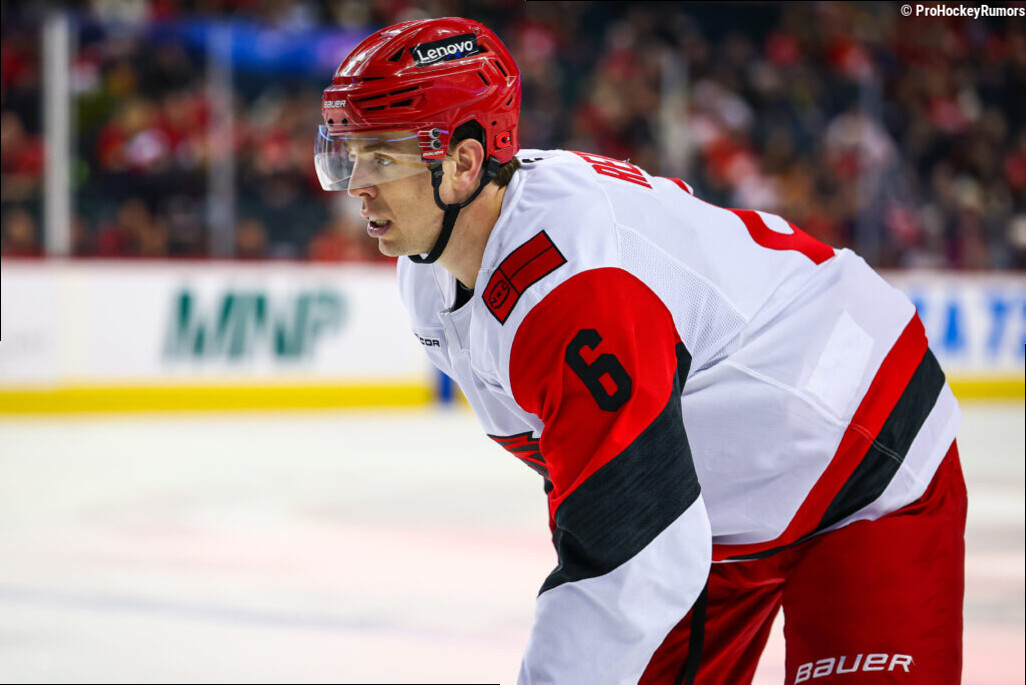 Hurricanes Sign Mike Reilly