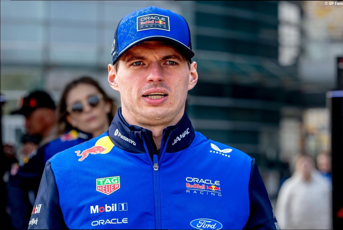Verstappen grapt over kartrace tegen fans: 'Ga opzij of ik ram je de muur in'