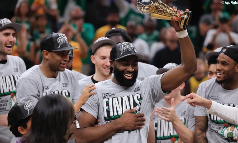 Astro da NBA, Jaylen Brown viraliza em luta de exibição de boxe na Nigéria; veja
