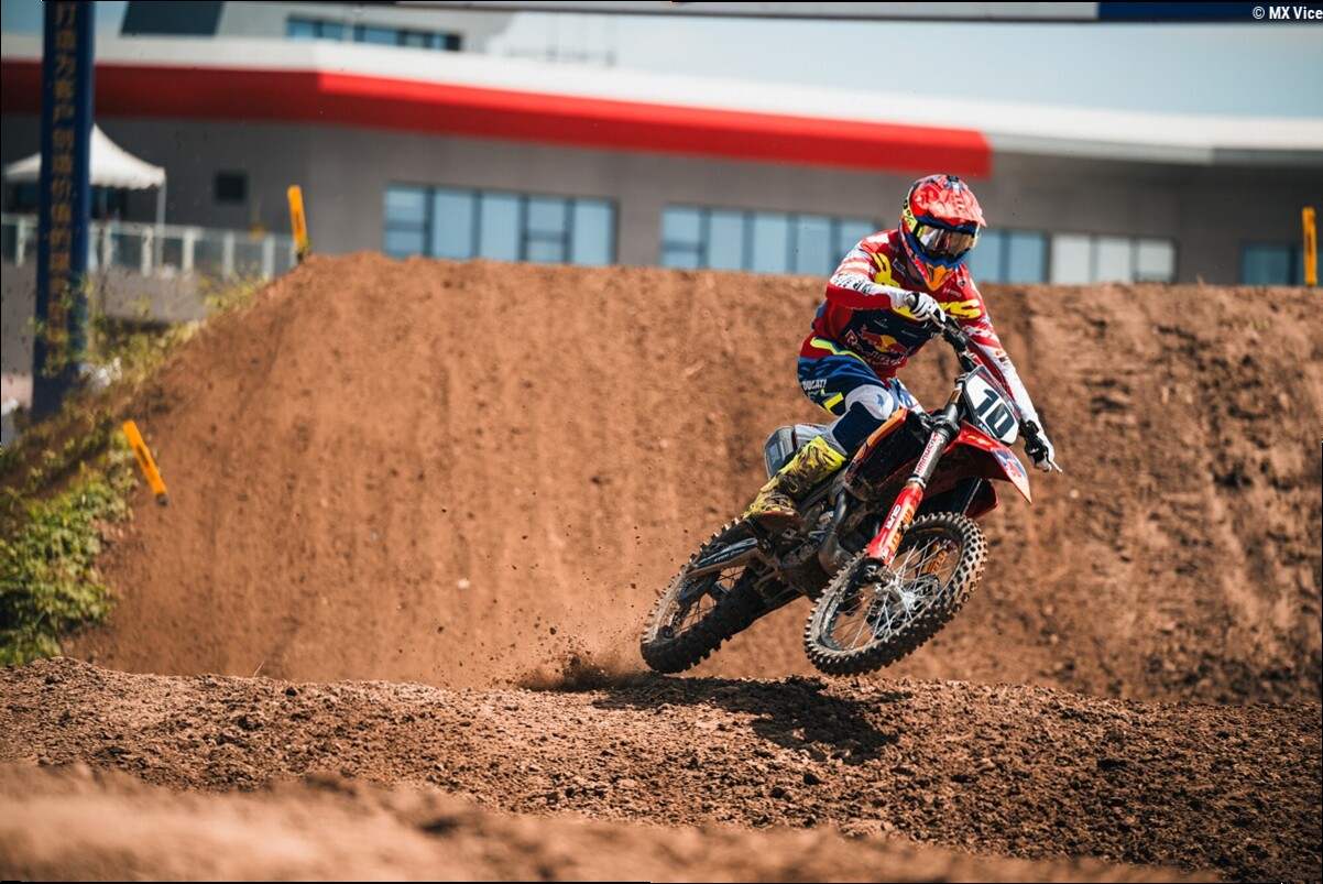 Calvin Vlaanderen battles for a top-5 finish in the MXGP of China qualifying race