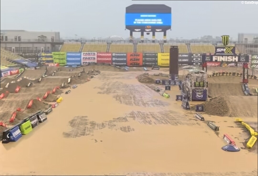 Rain delays qualifying in SMX at Columbus – mudder!