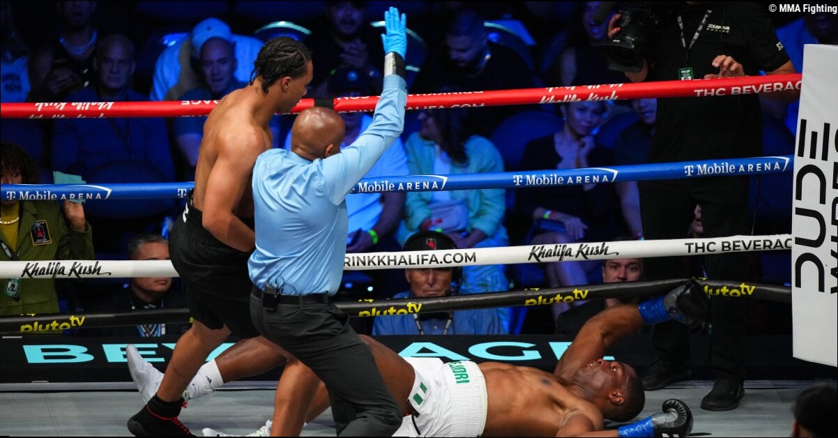 Garcia vs. Benn video: Da’Mazion Vanhouter shakes off injury scare to flatten Raphael Akpejiori with 1st-round knockout