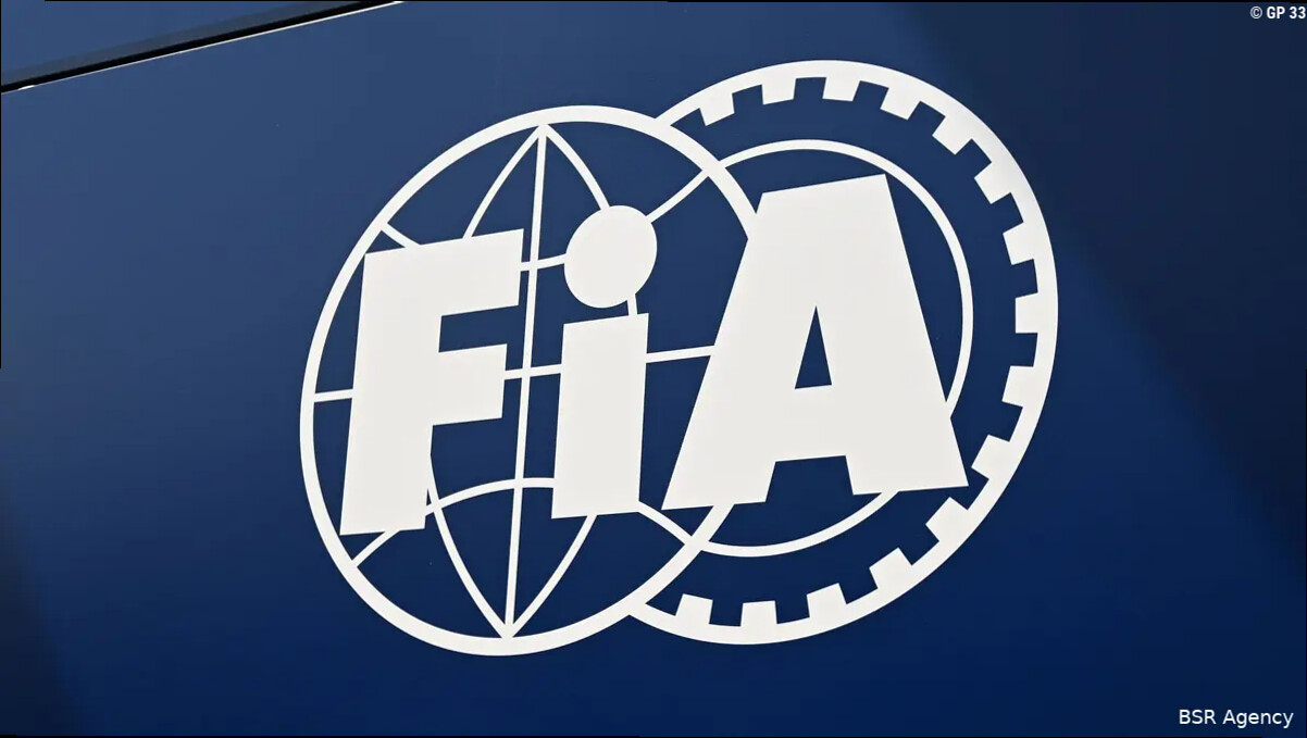 FIA deelt boete uit aan coureur wegens kleding van diens zus