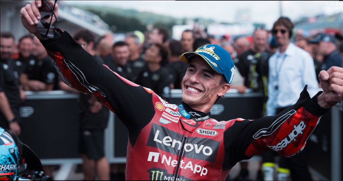 Marquez slaat genadeloos toe in Rossi-land en pakt WK-leiding in Misano
