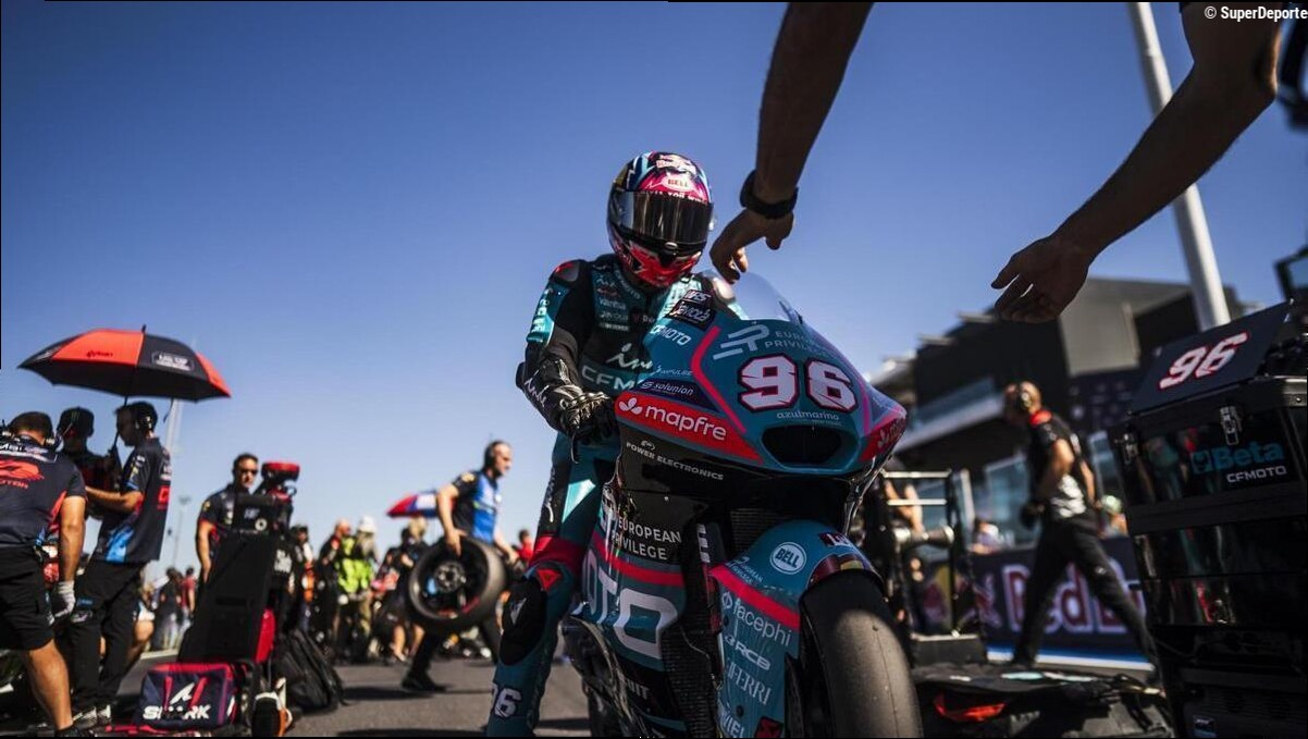 Accidente de los valencianos Daniel Holgado y Ángel Piqueras en la salida de Moto2