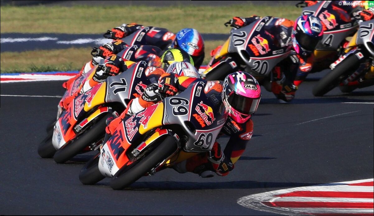Fernando Bujosa y Carlos Cano ganan y siete pilotos se jugarán la MotoGP Rookies Cup