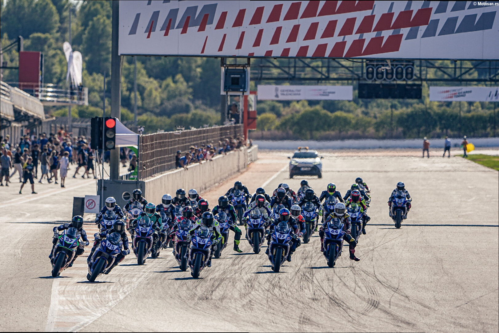 Raúl Navarrete y Daniel Ocete se reparten las victorias en Valencia y se jugarán el título en la última cita de la Yamaha R7 