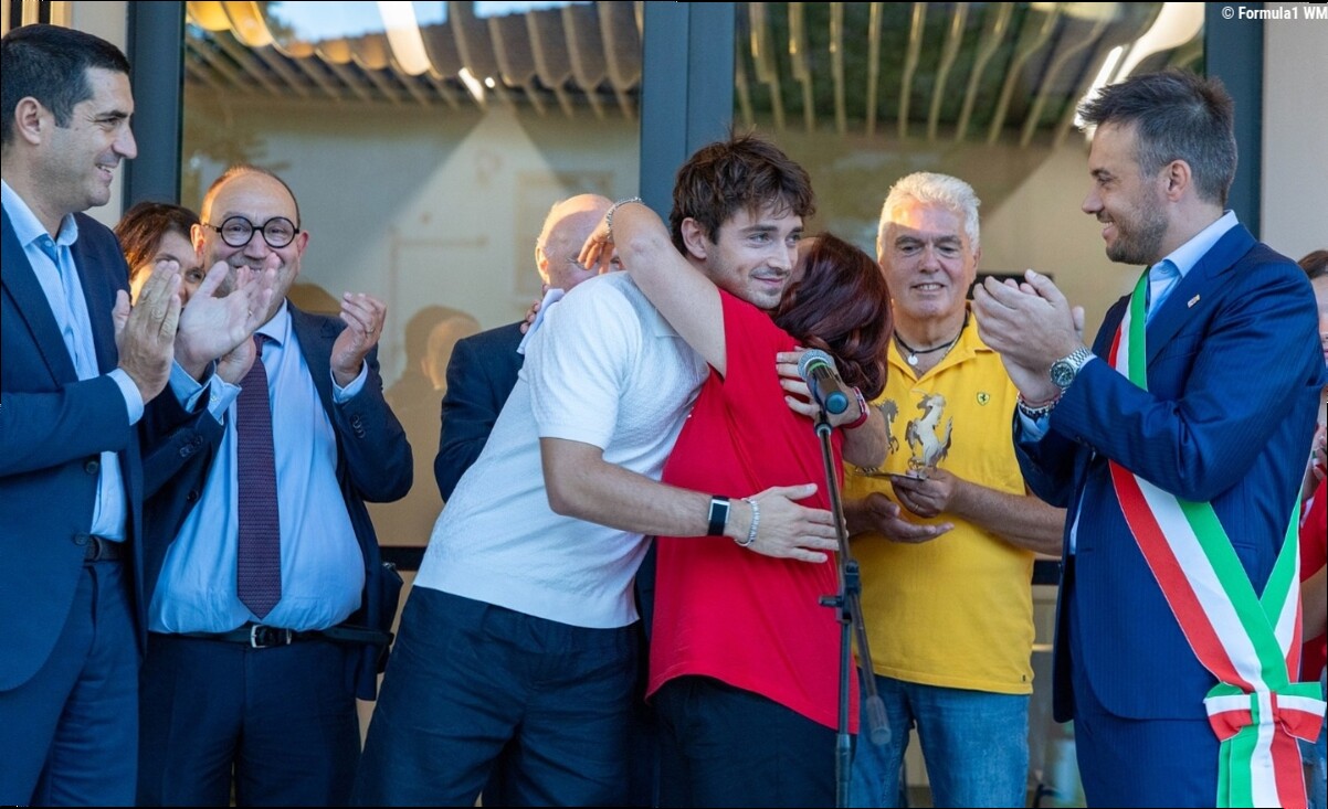 Leclerc cuore dâoro a Imola, poi quella frase che fa sognare: Â«Ci vediamo a fine annoÂ»