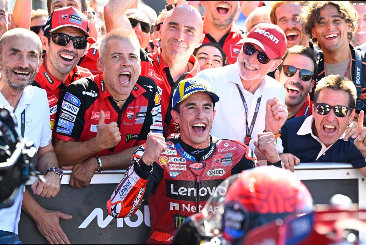 Vídeo | "¡Este es mi sueño, es 'rosso'!": la euforia de Tardozzi y Ducati con Márquez en Misano