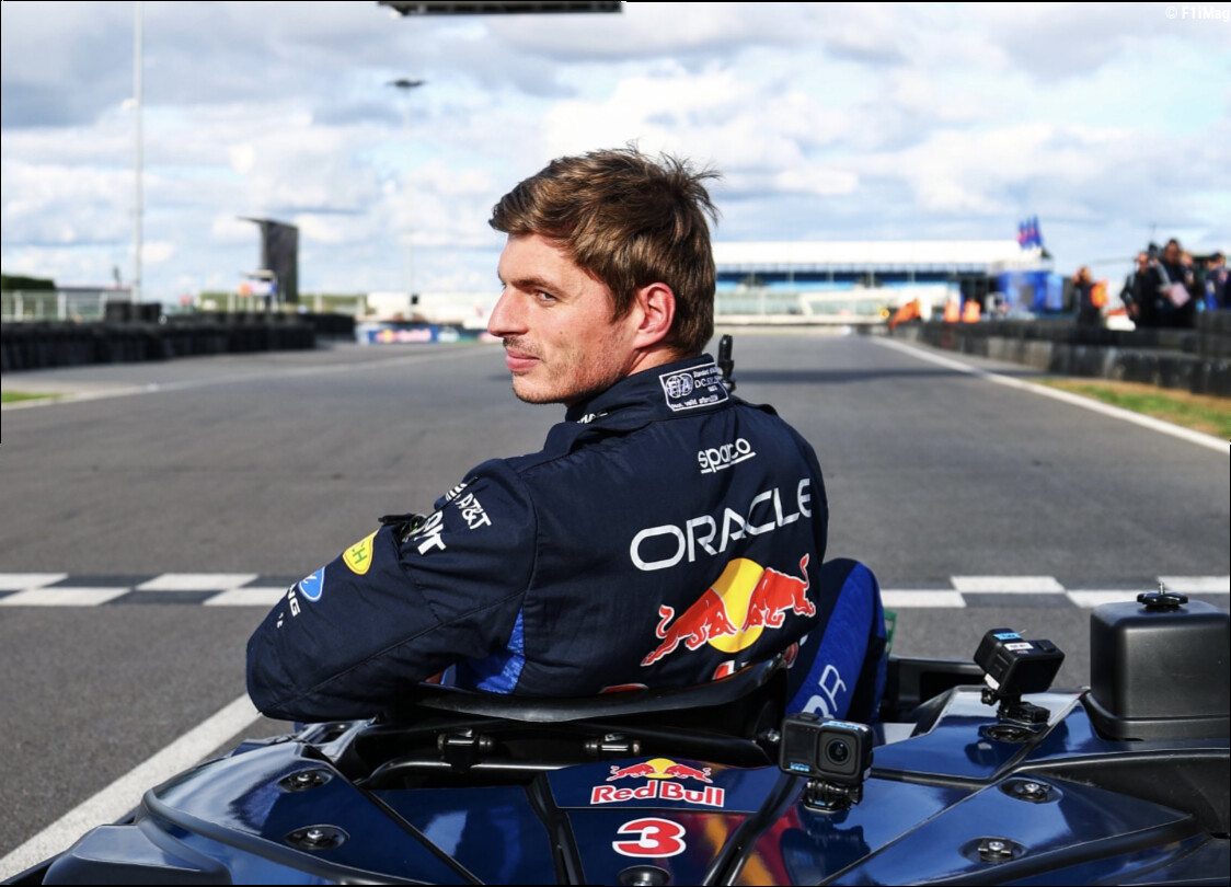 Max Verstappen affronte 100 adversaires en karting et remonte tout le peloton en 35 minutes