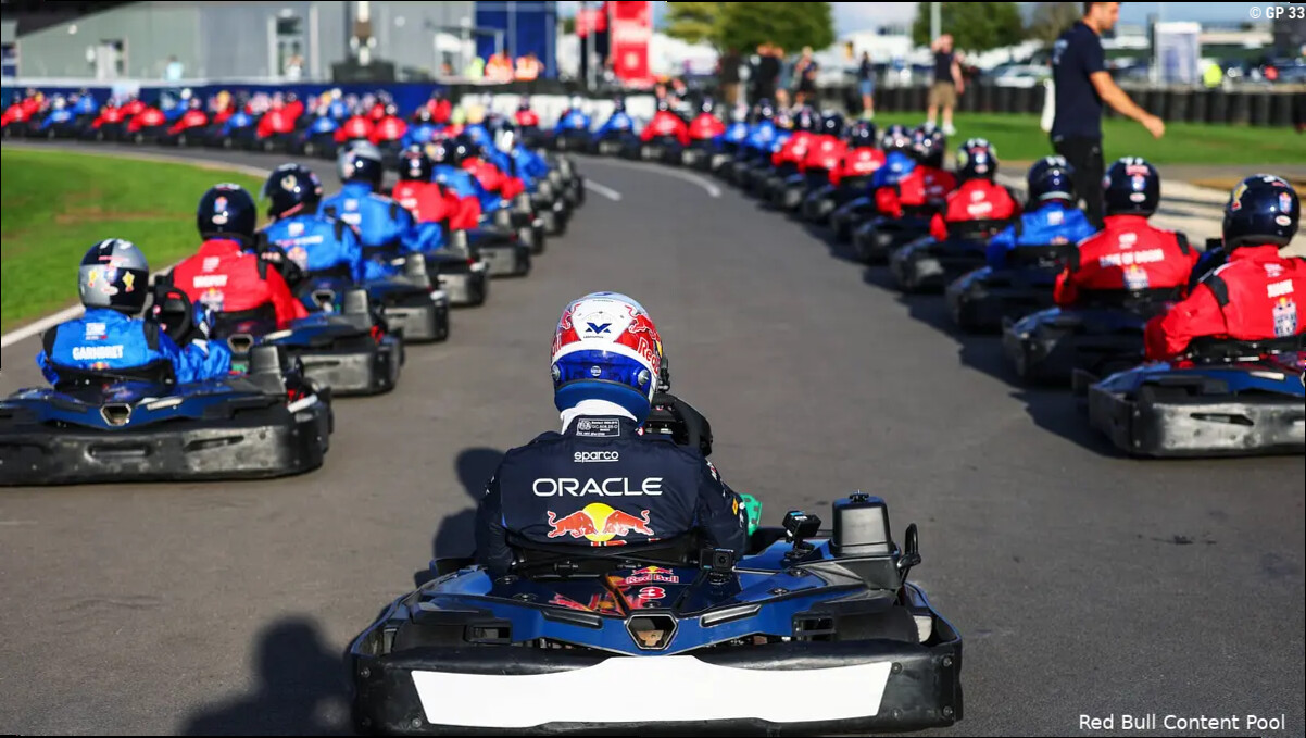 Qucee komt met hilarische reactie na vroege inhaalactie Max Verstappen: 'Klootzak!'