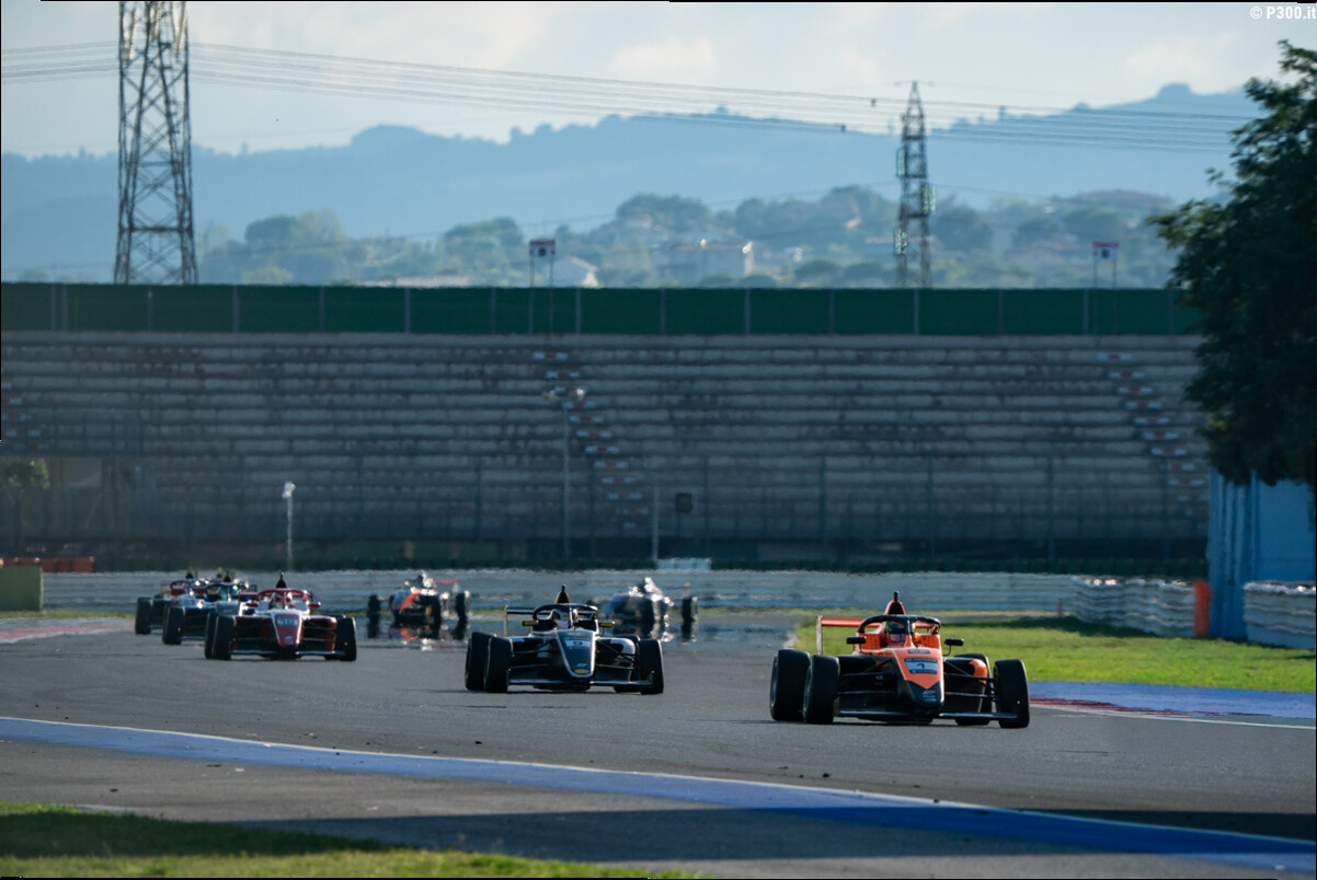 F4 Italia | Misano #2 2026: Christian Costoya evita la carambola dell'ultimo giro e vince Gara 2