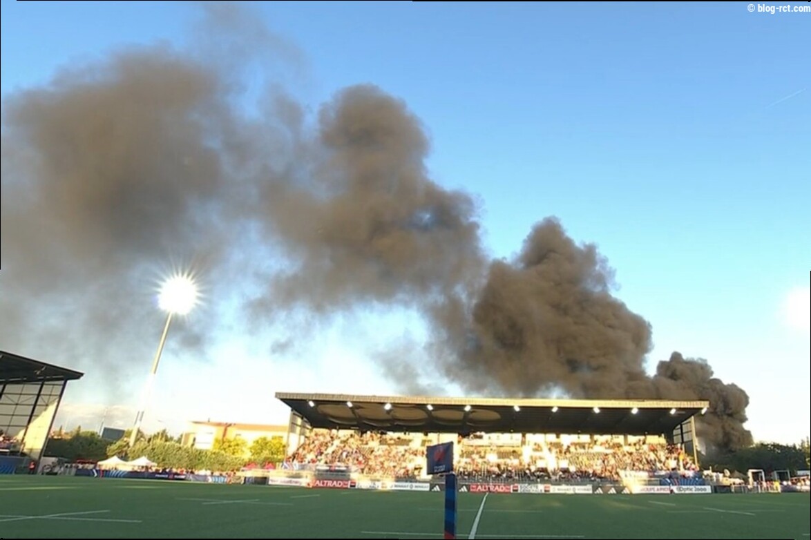 Flammes et explosions près du stade : le match des Bleues interrompu à la mi-temps