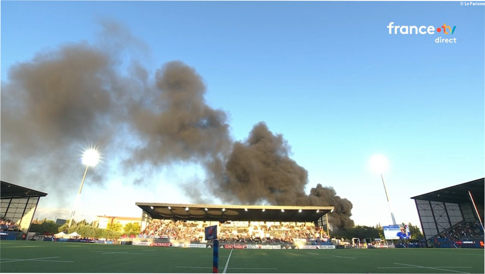 Explosions, flammes et fumées noires : le match France-Australie féminin de rugby interrompu par un bus en feu