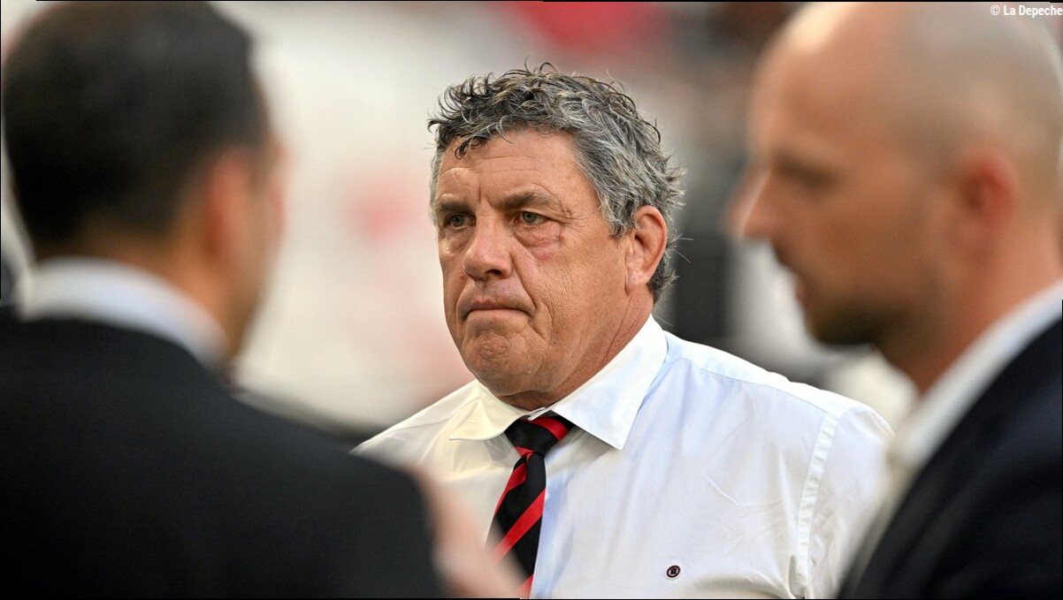 Filmé en train de s'improviser médecin : le président du Stade Toulousain Didier Lacroix essuie le sang de Théo Ntamack à la 