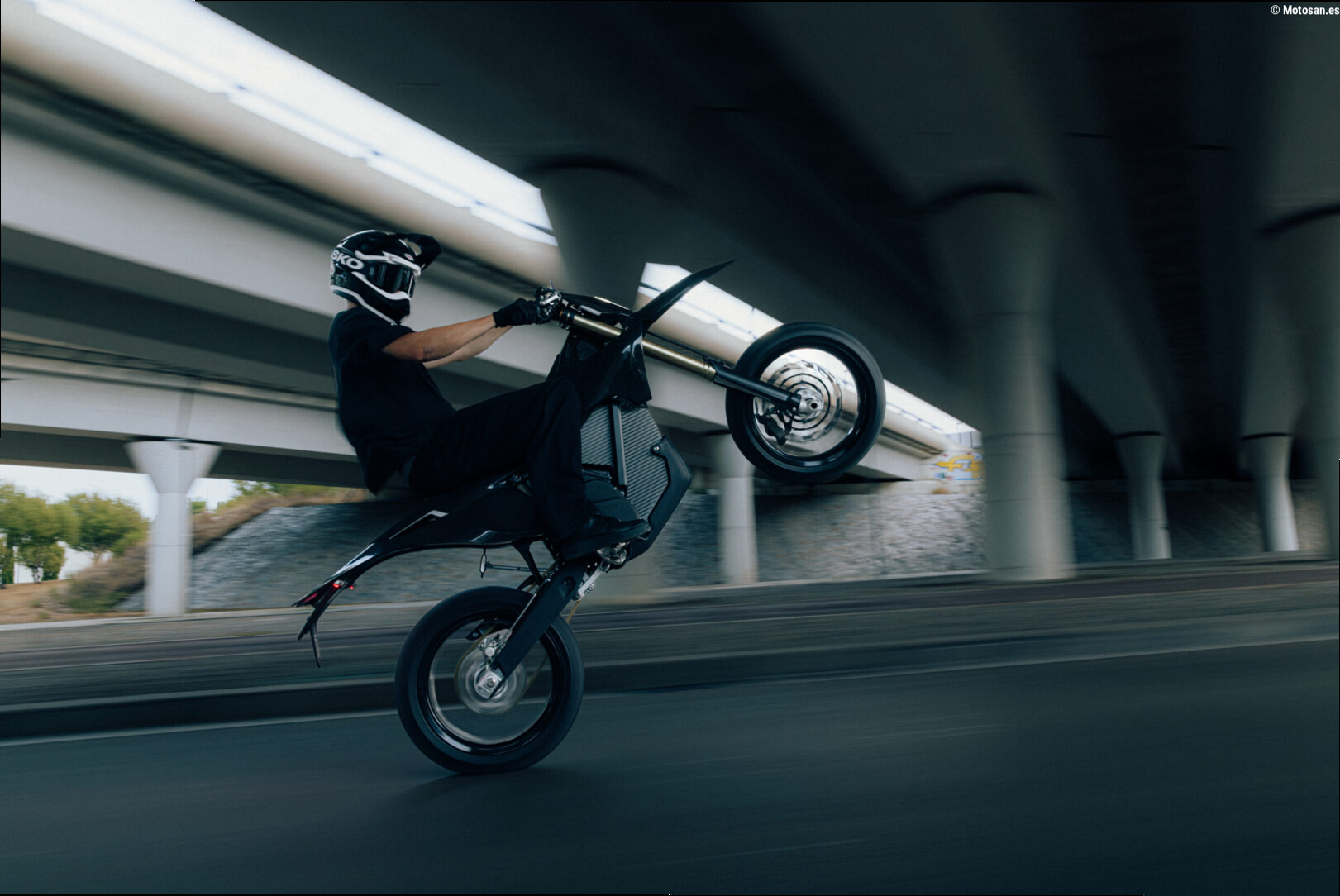 Stark VARG SM Sköll: 80 CV y extra de titanio para la supermotard eléctrica más exclusiva