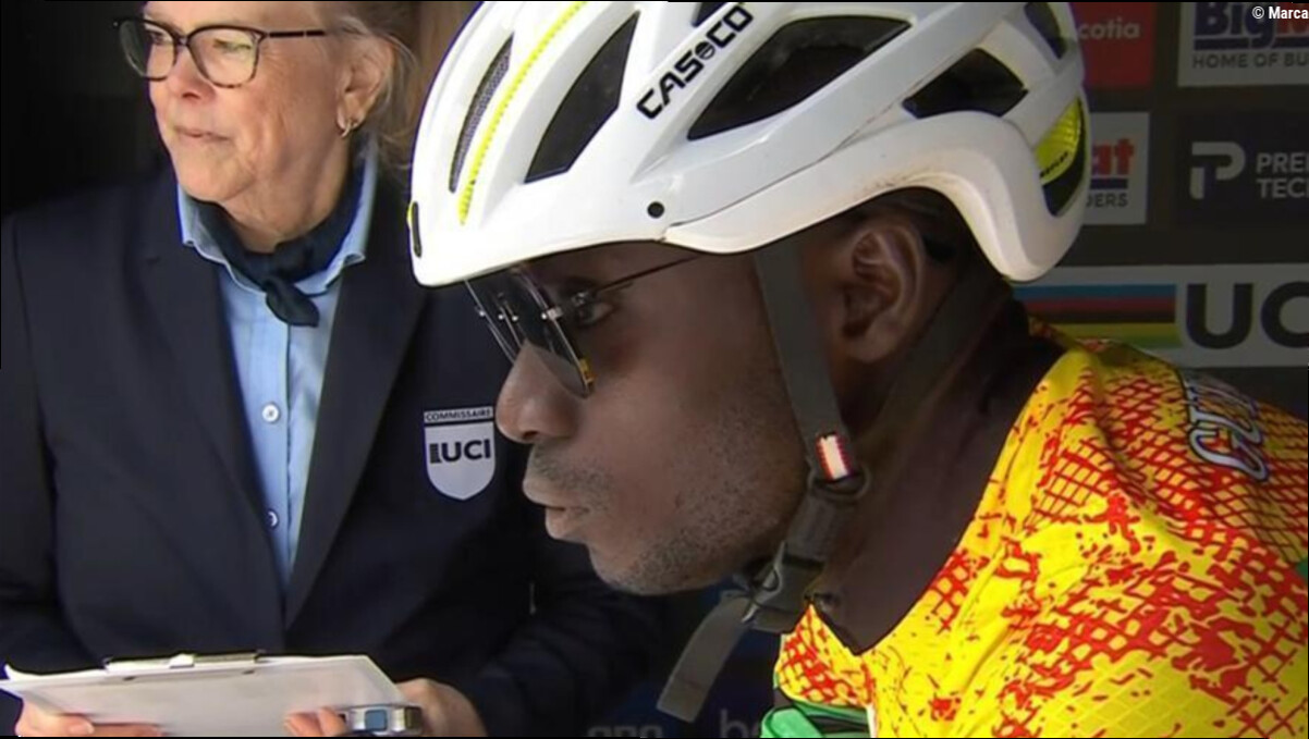 El 'look' más viral del Mundial: bici convencional, casco normal y gafas imposibles para 'retar' a Evenepoel