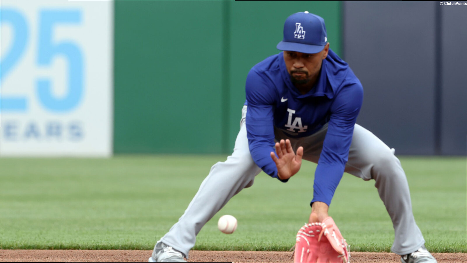 Dodgers' Mookie Betts spends off day in SoFi suite with Rams' Myles Garrett
