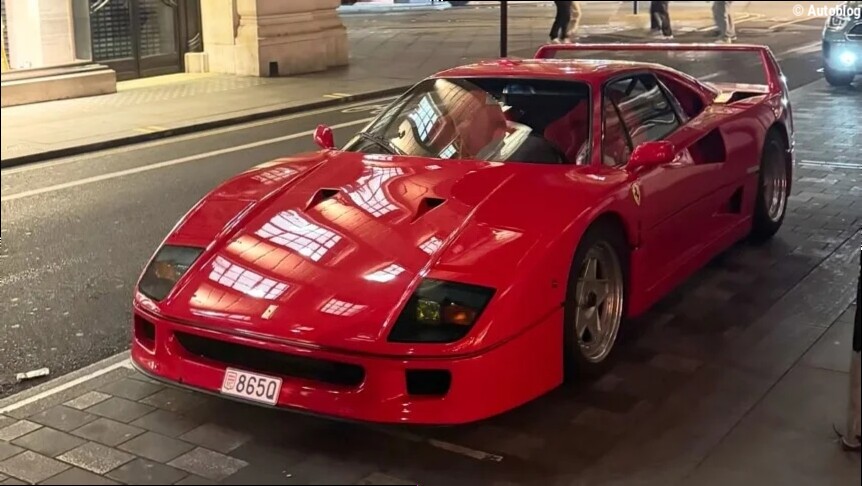 Lando Norris porta la sua Ferrari F40 a Londra: la targa non passa inosservata