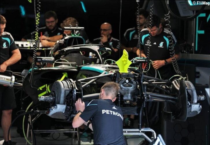 Ferrari pénalise Charles Leclerc à Bakou, Mercedes attend : deux stratégies opposées