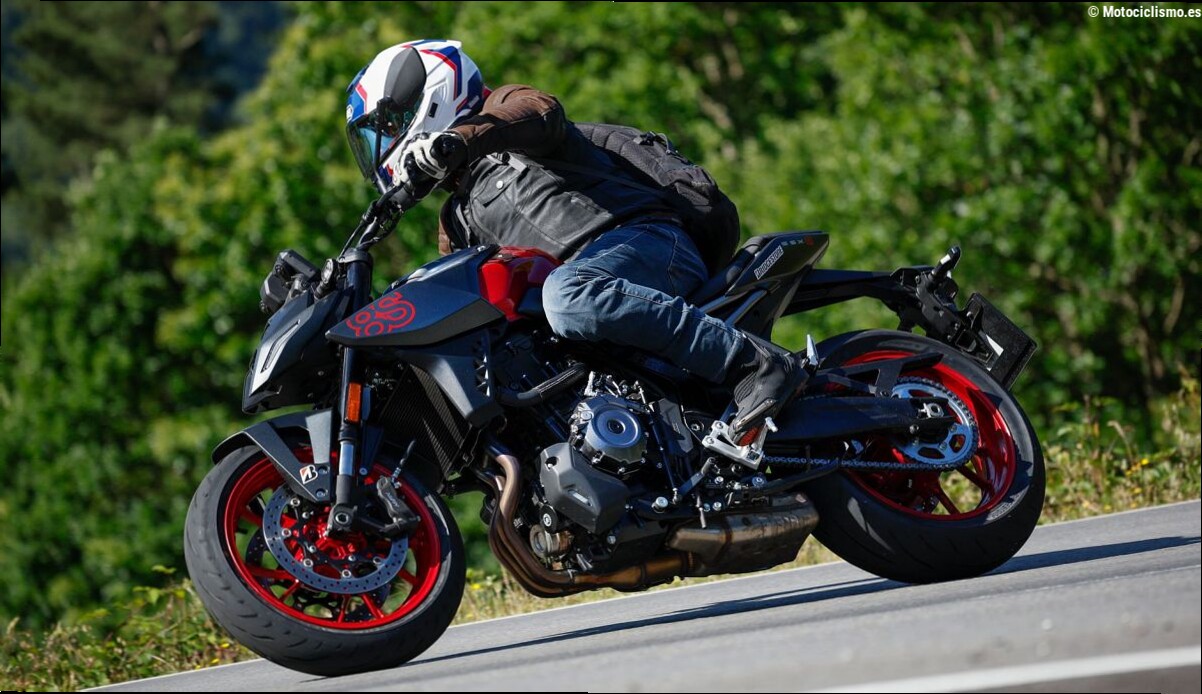 Suzuki GSX-8S en el Master Naked Test, renacimiento bicilíndrico