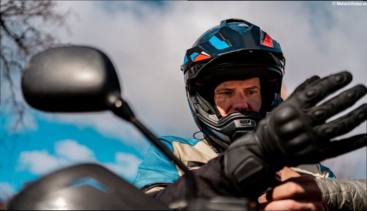 La DGT cambia las reglas para ir en moto el 1 de octubre: guantes, calzado cerrado y chaleco