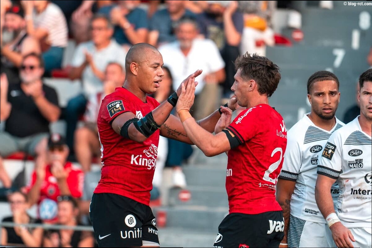 Gaël Fickou marque son premier essai avec Toulon et célèbre en frappant le blason du RCT