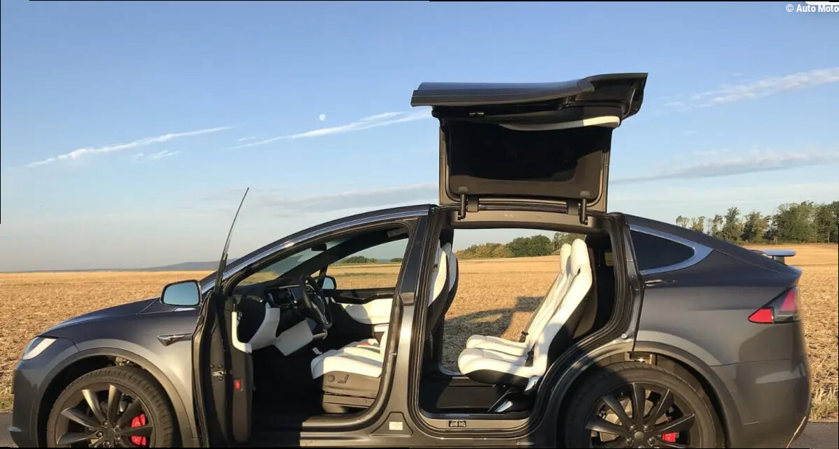 Il traverse les États-Unis en Tesla sans toucher le volant pendant 24 heures