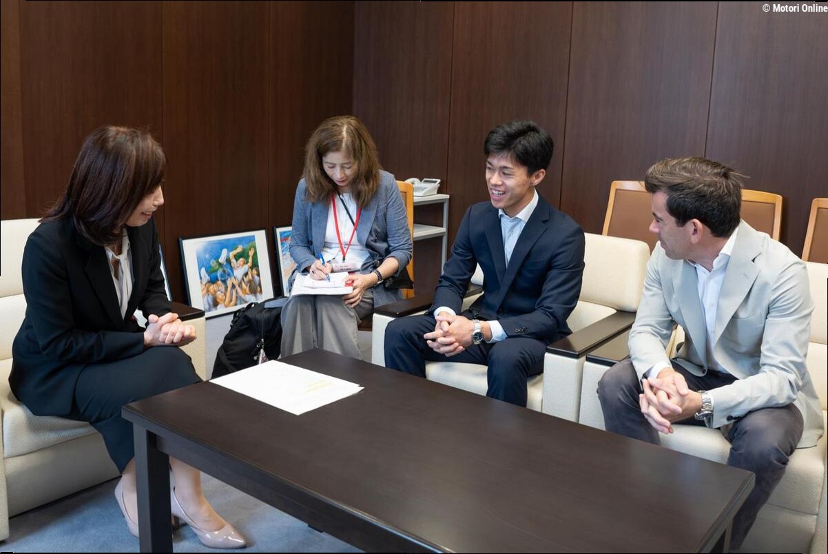 MotoGP | Ai Ogura e Carlos Ezpeleta in visita all'Agenzia dello Sport giapponese