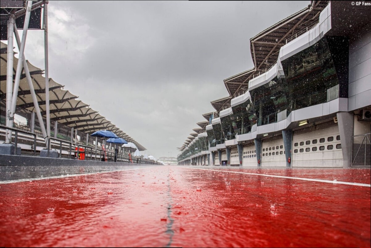 Heavy rain falling at Bahrain Grand Prix in Sepang as 2026's first wet race approaches