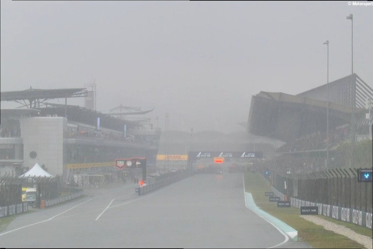 ¡Diluvio! La lluvia retrasa el inicio de la carrera de F1 en Sepang