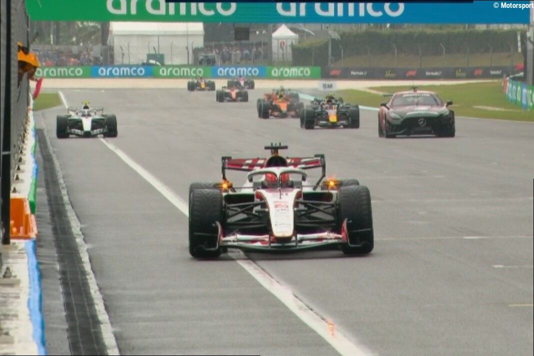 Vídeo | Caos histórico en Sepang: los F1 se quedan parados en lluvia; salida cancelada