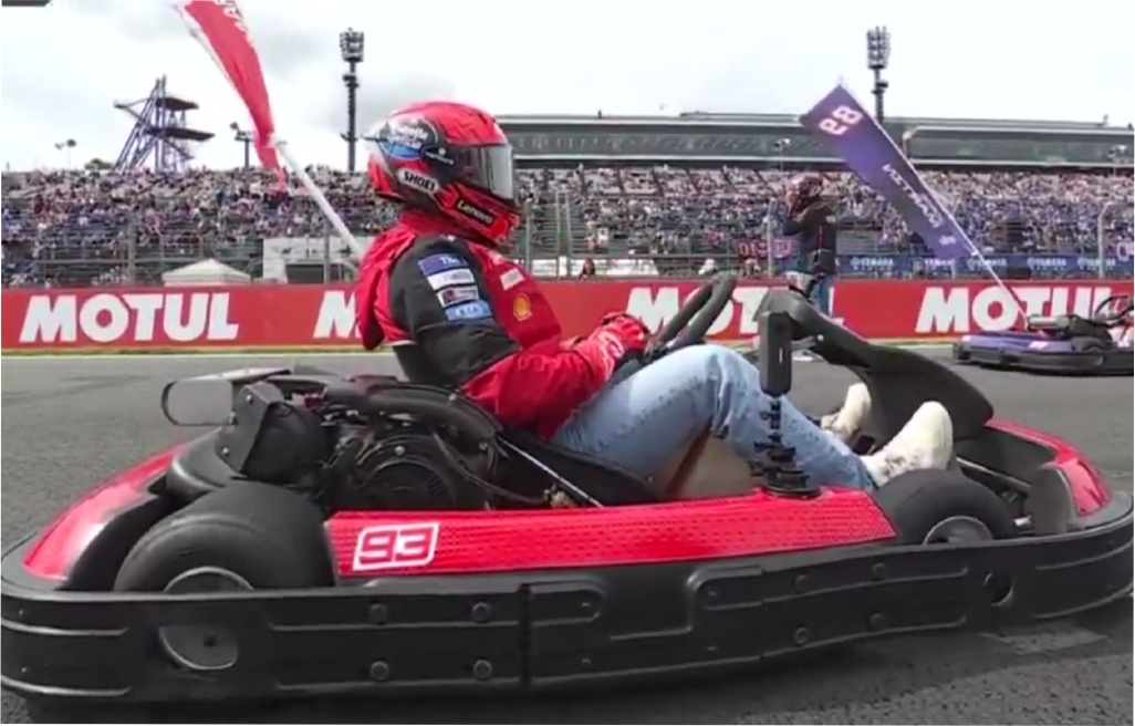 ¡Marc Márquez manda un doble al evento de Karts de pilotos de MotoGP!: «Sujétame el cubata»