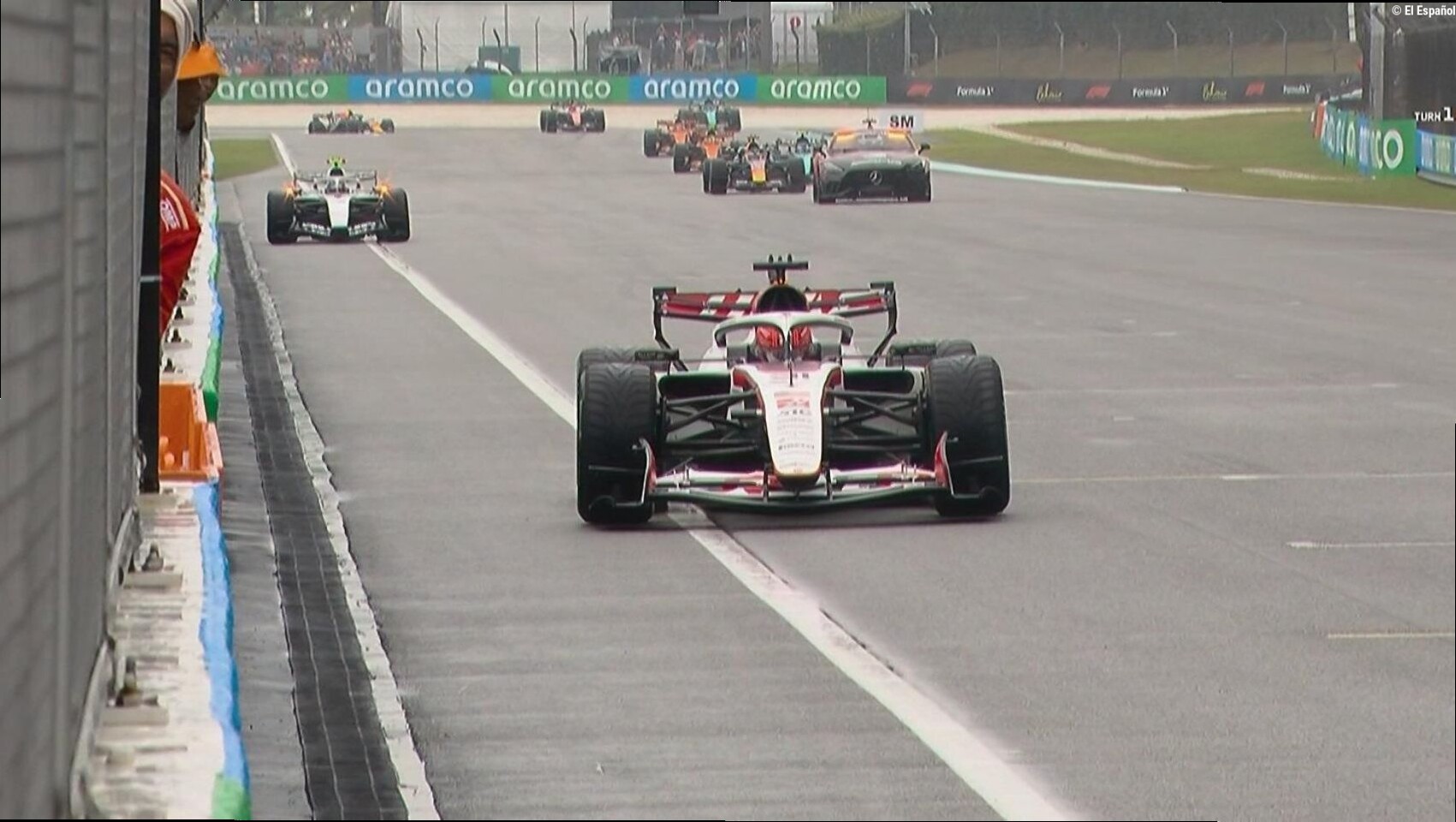 El esperpento de la nueva F1: un problema de software por la lluvia deja 'tirados' a varios coches en el circuito de Sepang
