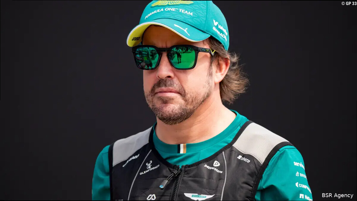 Fernando Alonso komt met bizar statement en claimt dat de FIA Lewis Hamilton stiekem helpt