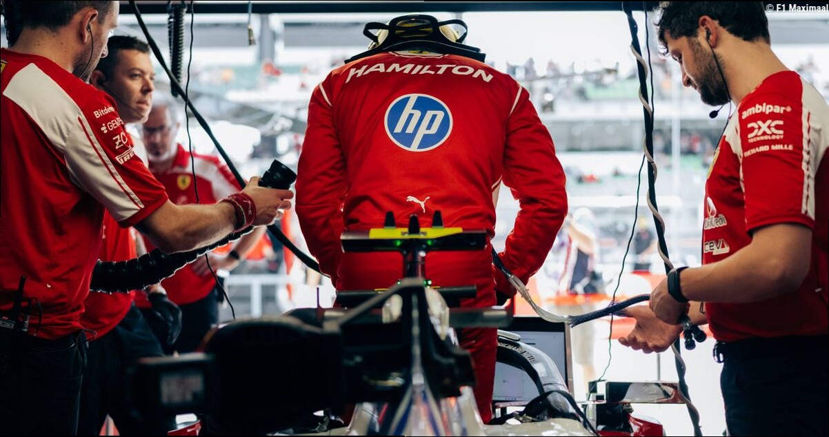 Hamilton gooit Ferrari voor de bus en prijst Verstappen: "Hele grote felicitatie"