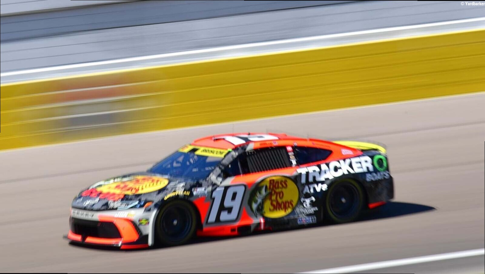 Chase Briscoe fends off Kyle Larson for victory in Vegas