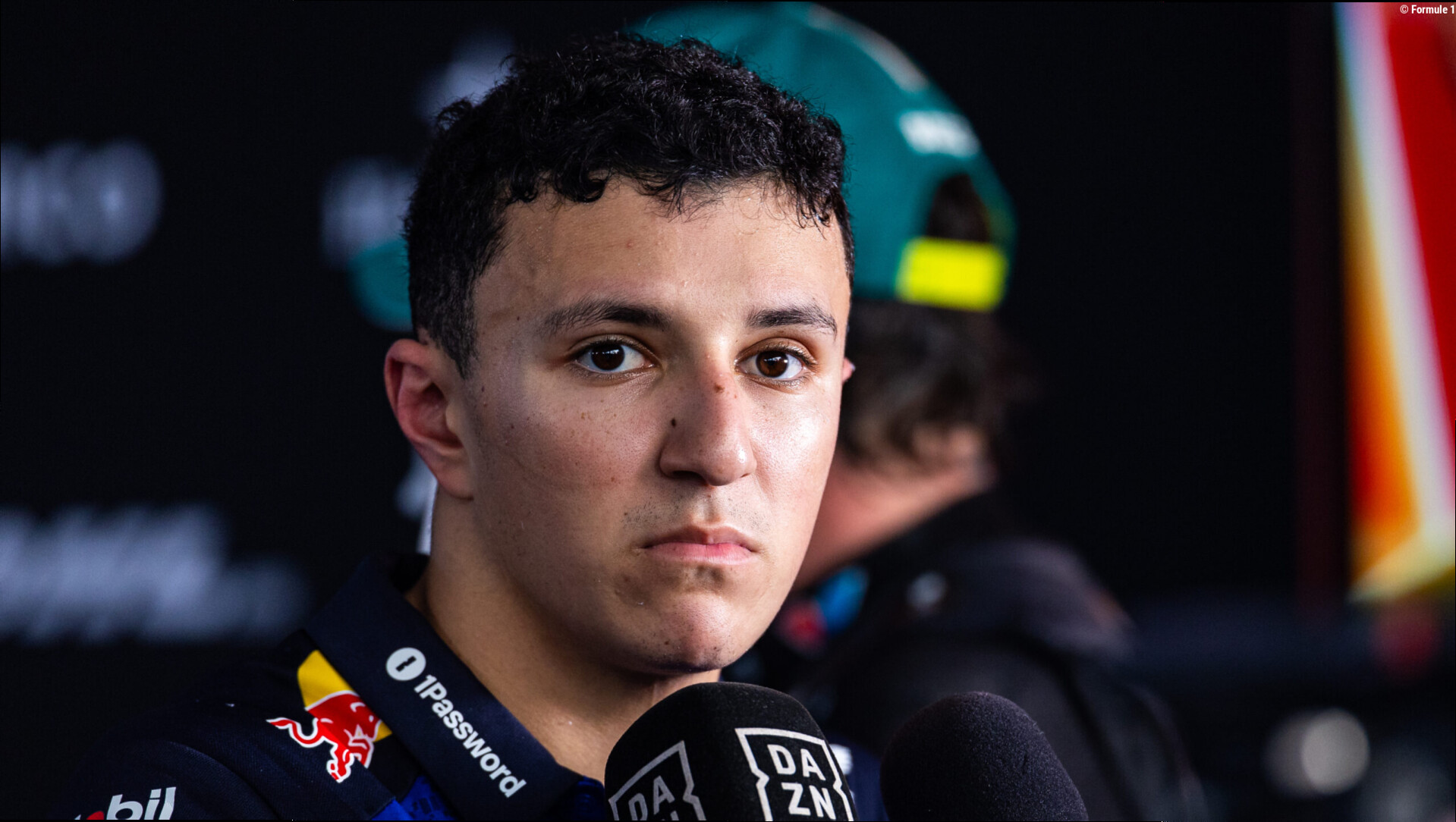 Isack Hadjar ziet opvallend tempoverschil met Max Verstappen: 'Wat doe ik hier dan?'