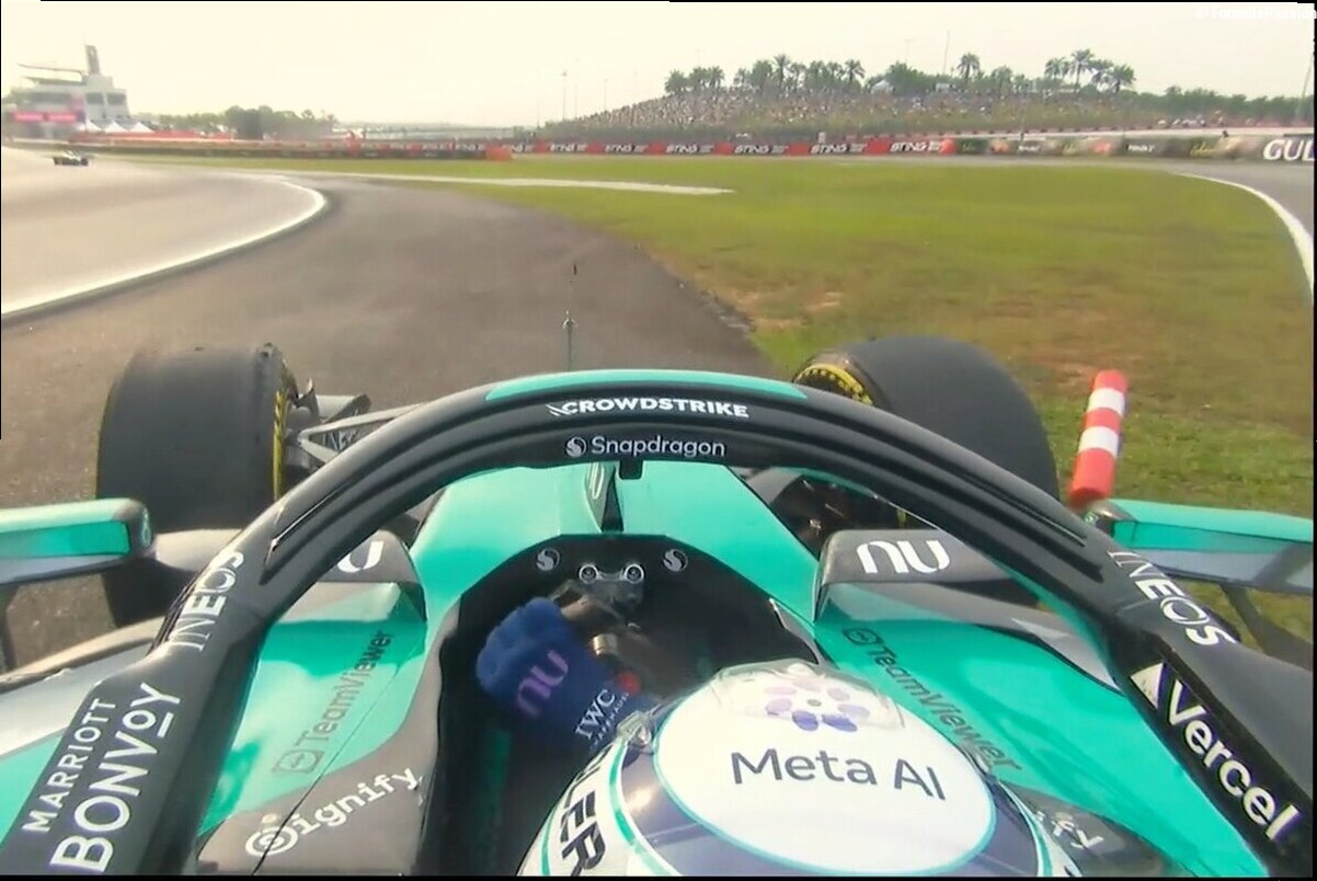 Antonelli abbatte il birillo dei box, che risate nel retro podio. Hamilton e Verstappen: "Ah, sei stato tu!"