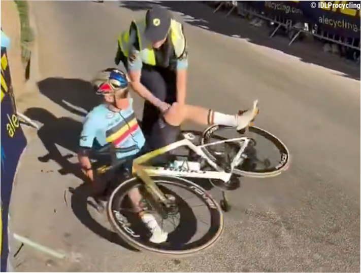 🎥 Policewoman saves Evenepoel's gold medal after European Championships crash, but still feels his wrath