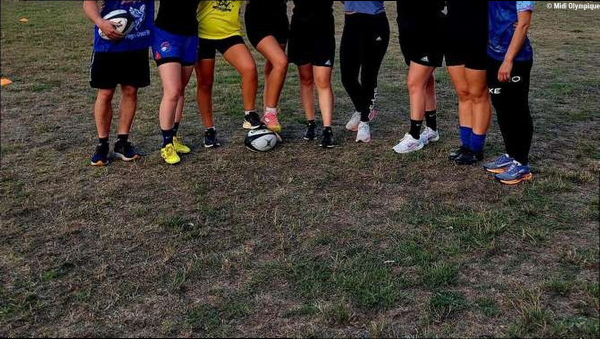 Féminines - "On veut prôner un jeu d'évitement, pas faire des petits tas" : au Rom, les débuts du rugby féminin