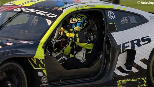 Valentino Rossi perde la portiera della BMW in piena gara: costretto a rientrare ai box