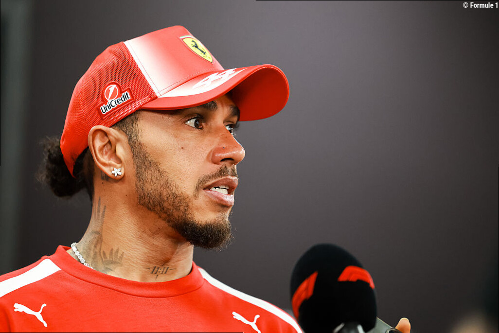 Lewis Hamilton haalt uit naar critici Ferrari na strategische misser: 'McLaren deed dat ook'